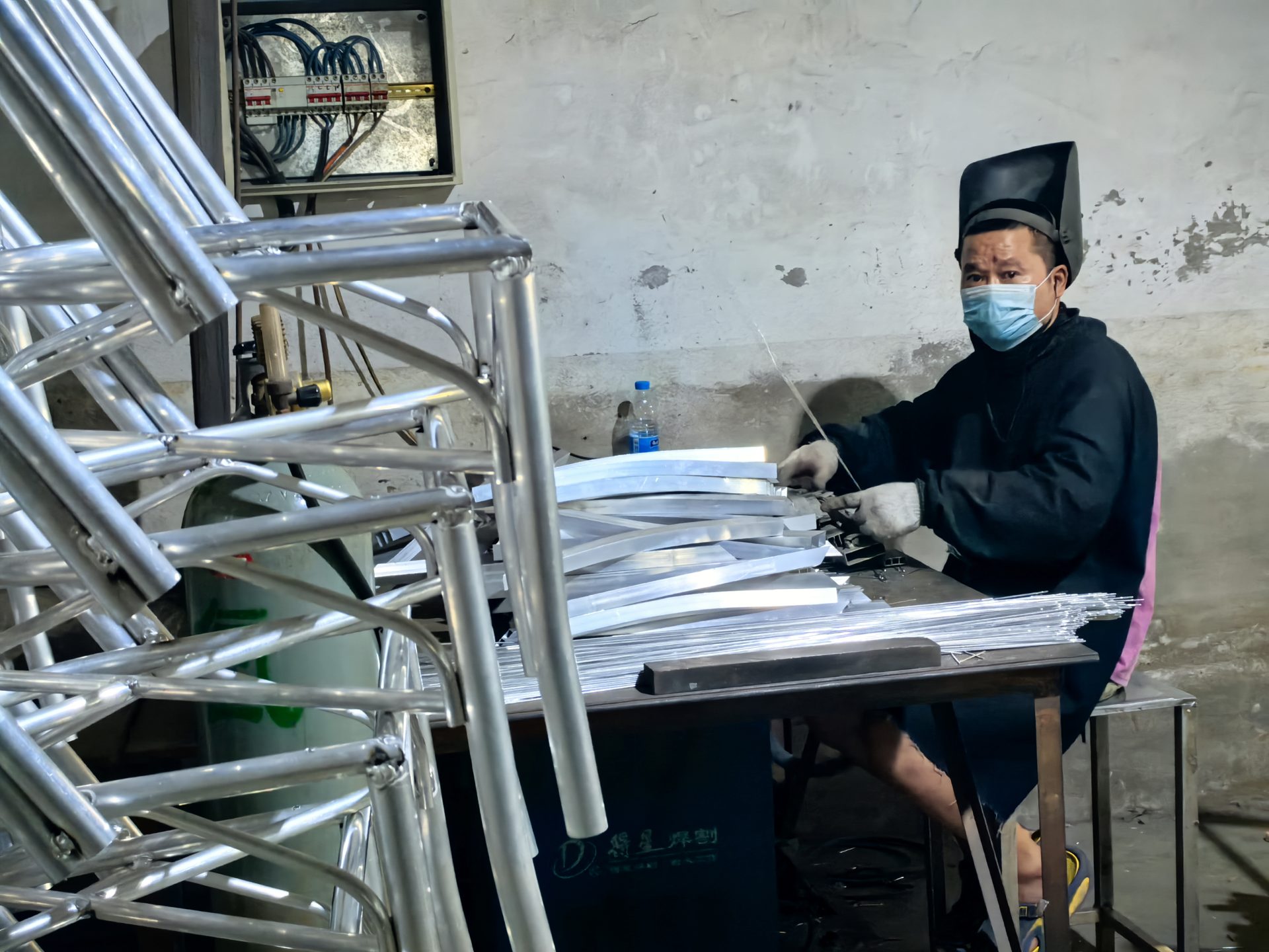 Grinding and finishing aluminium frames before rattan weaving